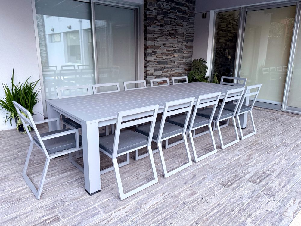 Foto real · mesa de 12 en gris